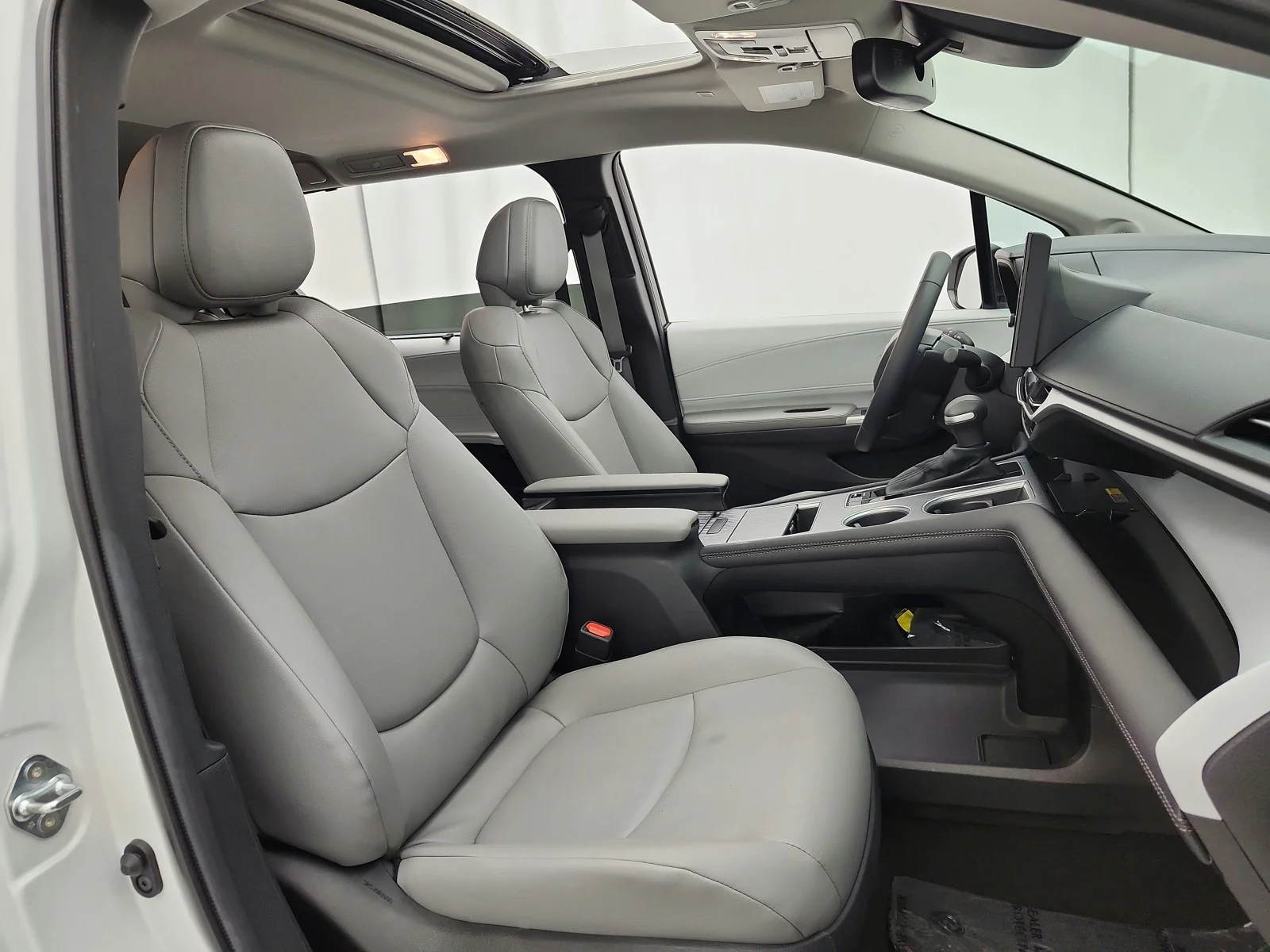 Used 2025 Wind Chill Pearl Toyota XLE AWD 7-Passenger (Natl) image 20
