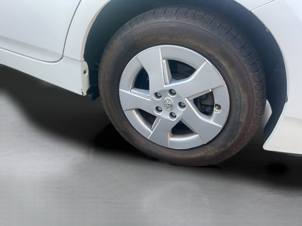Used 2010 White Toyota V image 8