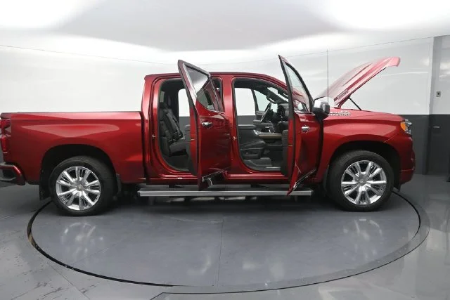 Used 2023 Red Chevrolet High Country image 34