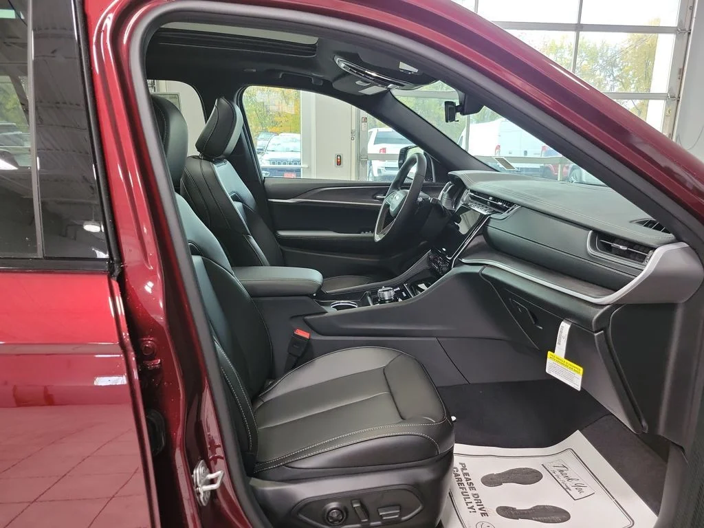 New 2025 Velvet Red Pearl-Coat Exterior Paint Jeep Limited image 12