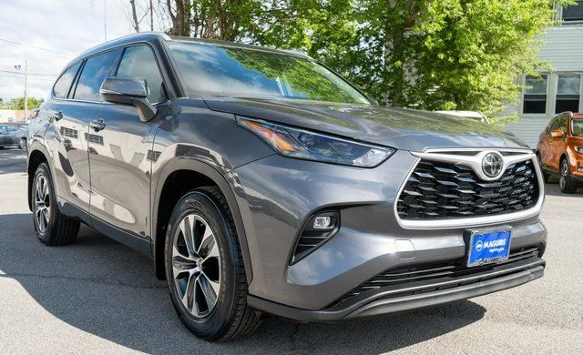 Used 2022 Gray Toyota XLE image 4
