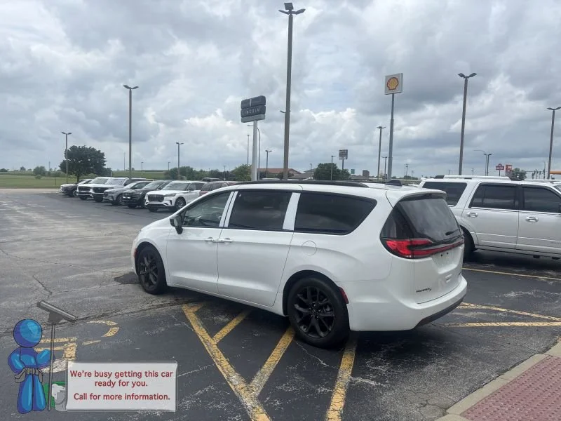 Used 2025 Bright White Clearcoat Chrysler Limited image 3