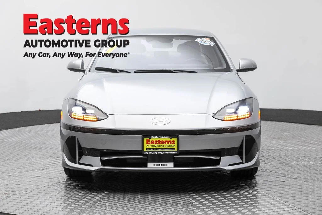Used 2023 Silver Hyundai SEL image 2