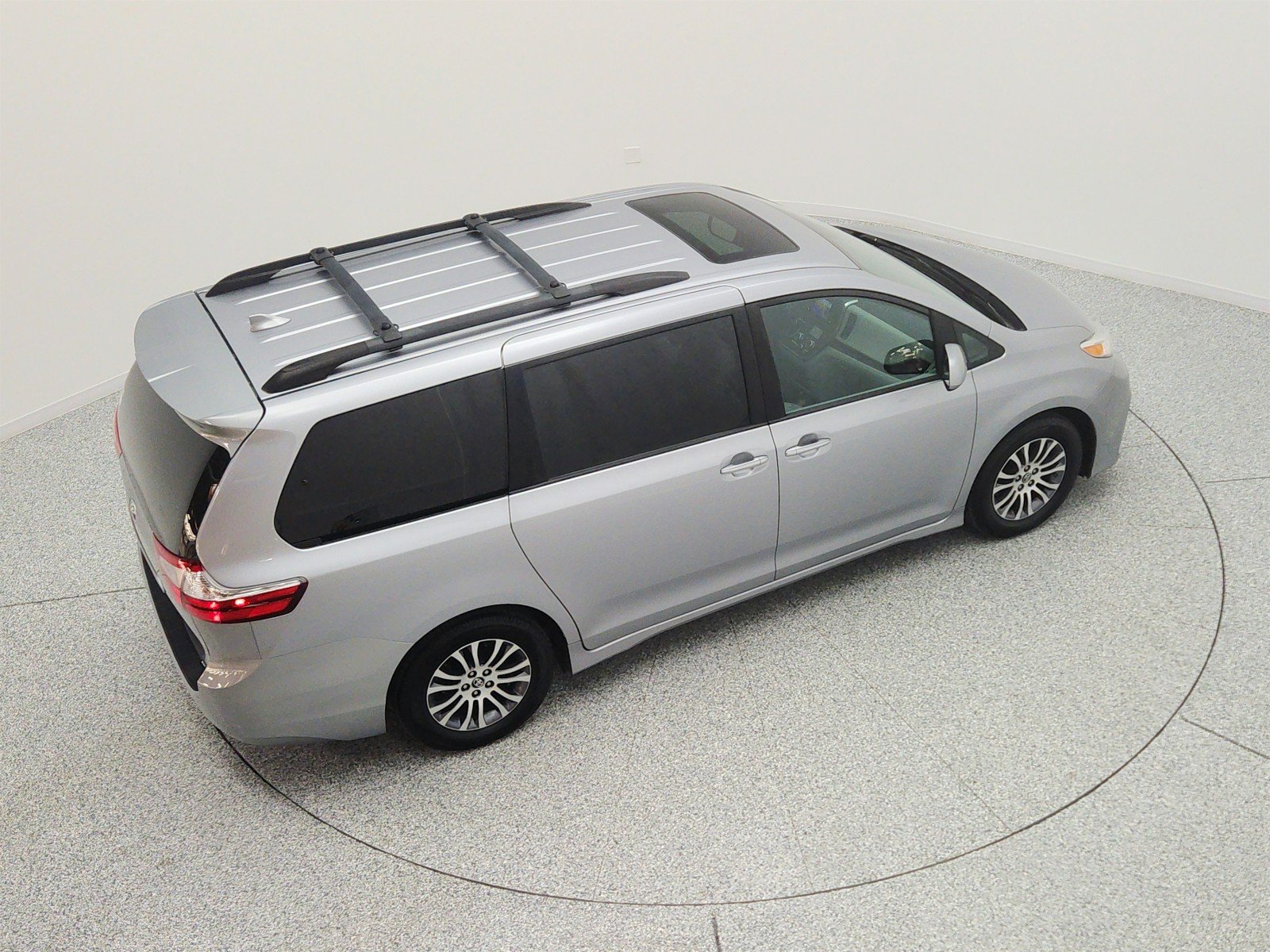 Used 2018 Silver Sky Metallic Toyota XLE Premium image 26