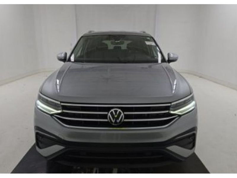 Used 2025 Pyrite Silver Metallic Volkswagen SE 4Motion image 2