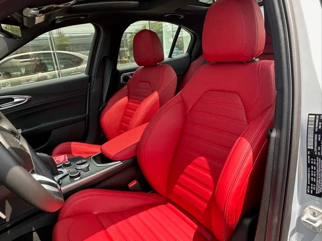 2025 Alfa Romeo Giulia Base - Photo 9