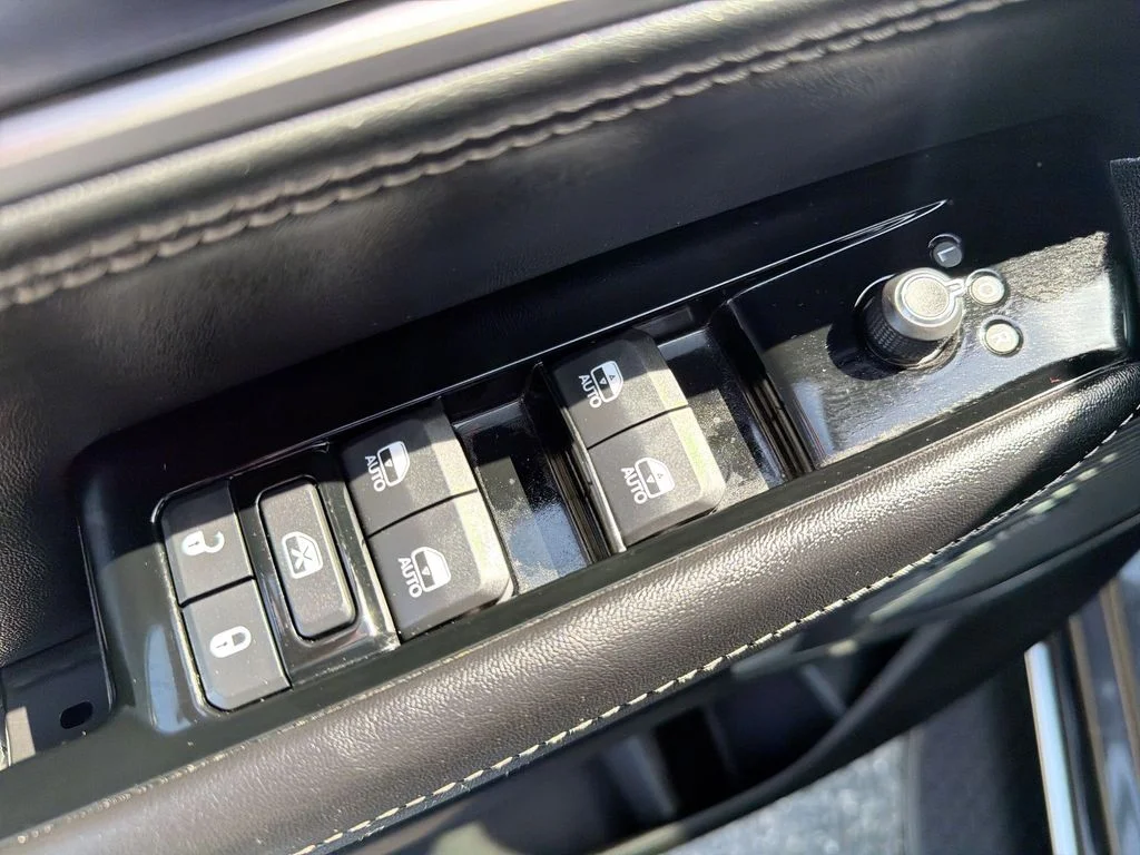 Used 2024 Gray Jeep Base image 15