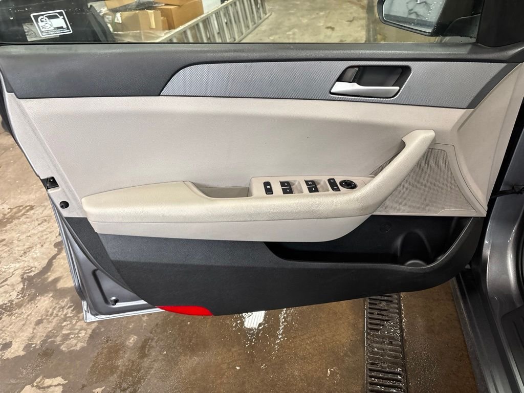 Used 2018 Gray Hyundai SE image 14