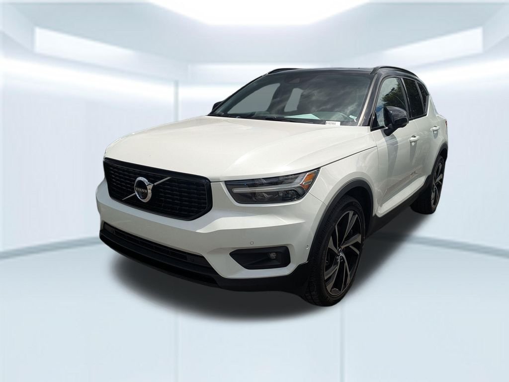 Used 2022 Crystal White Volvo R-Design image 1