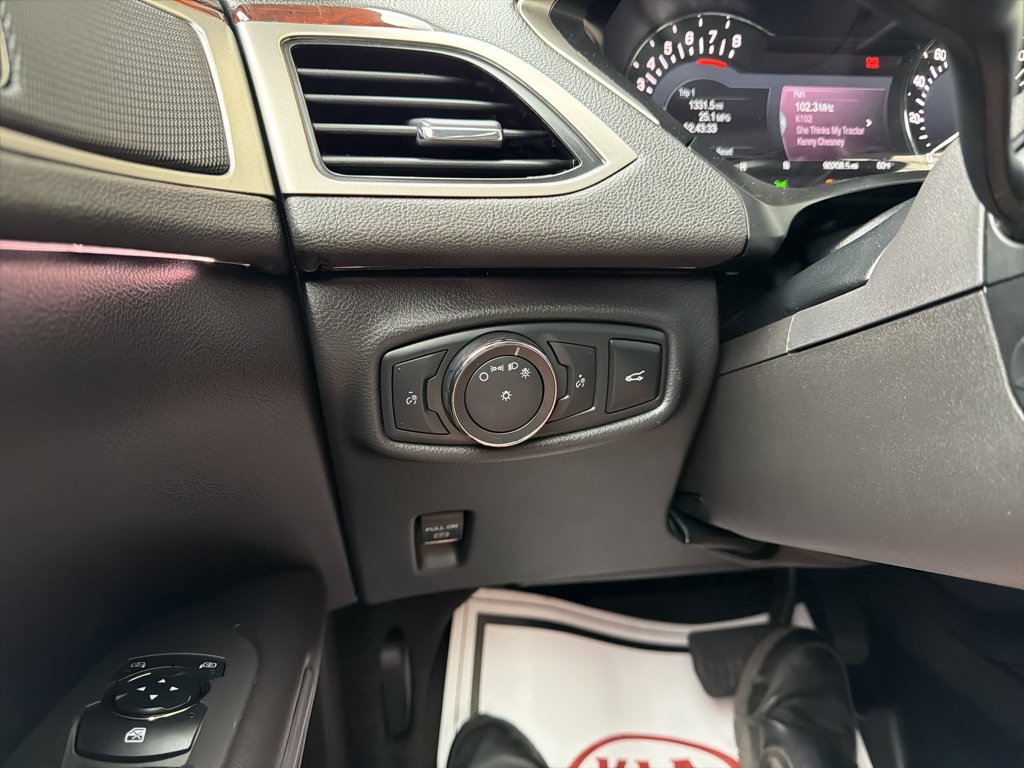 Used 2013 Silver Lincoln Base image 22