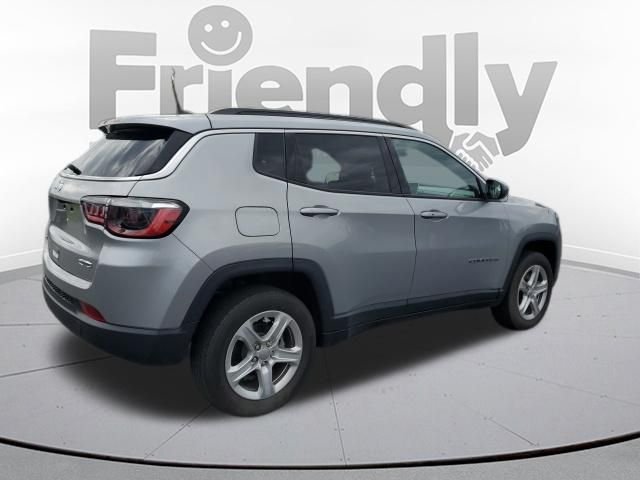 Used 2023 Silver Jeep Latitude image 5