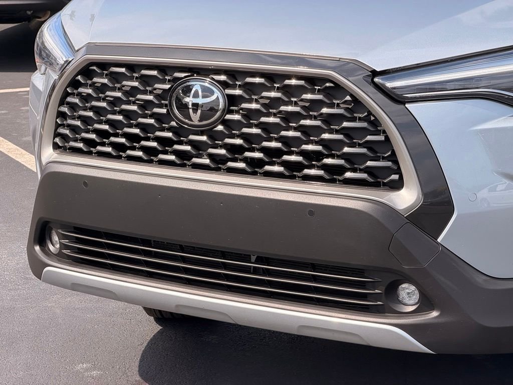 Used 2025 Silver Toyota XLE image 9