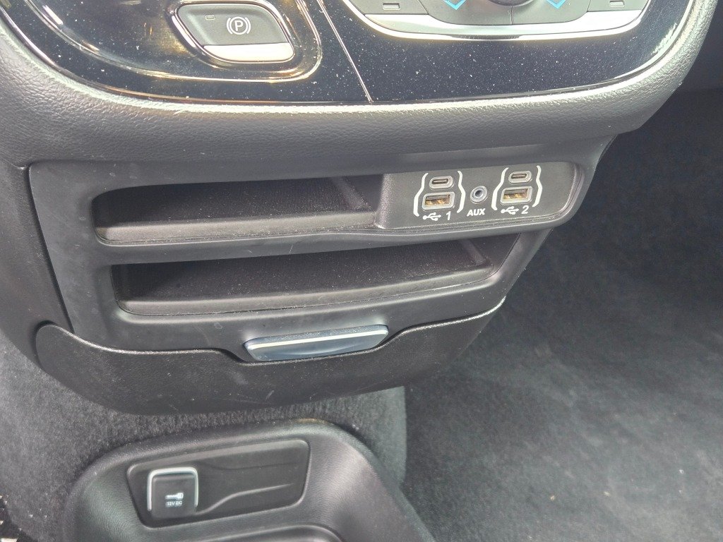 Used 2025 White Chrysler Select image 29