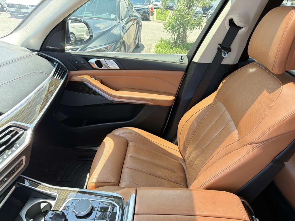 Used 2021 White BMW xDrive40i image 16