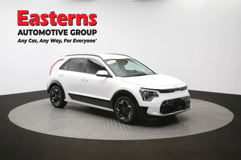 Used 2023 White Kia Wind image 48