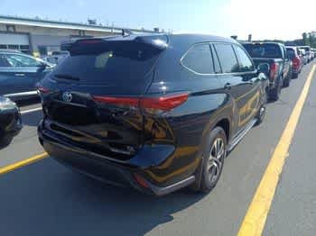 Used 2022 Midnight Black Metallic Toyota XLE image 4