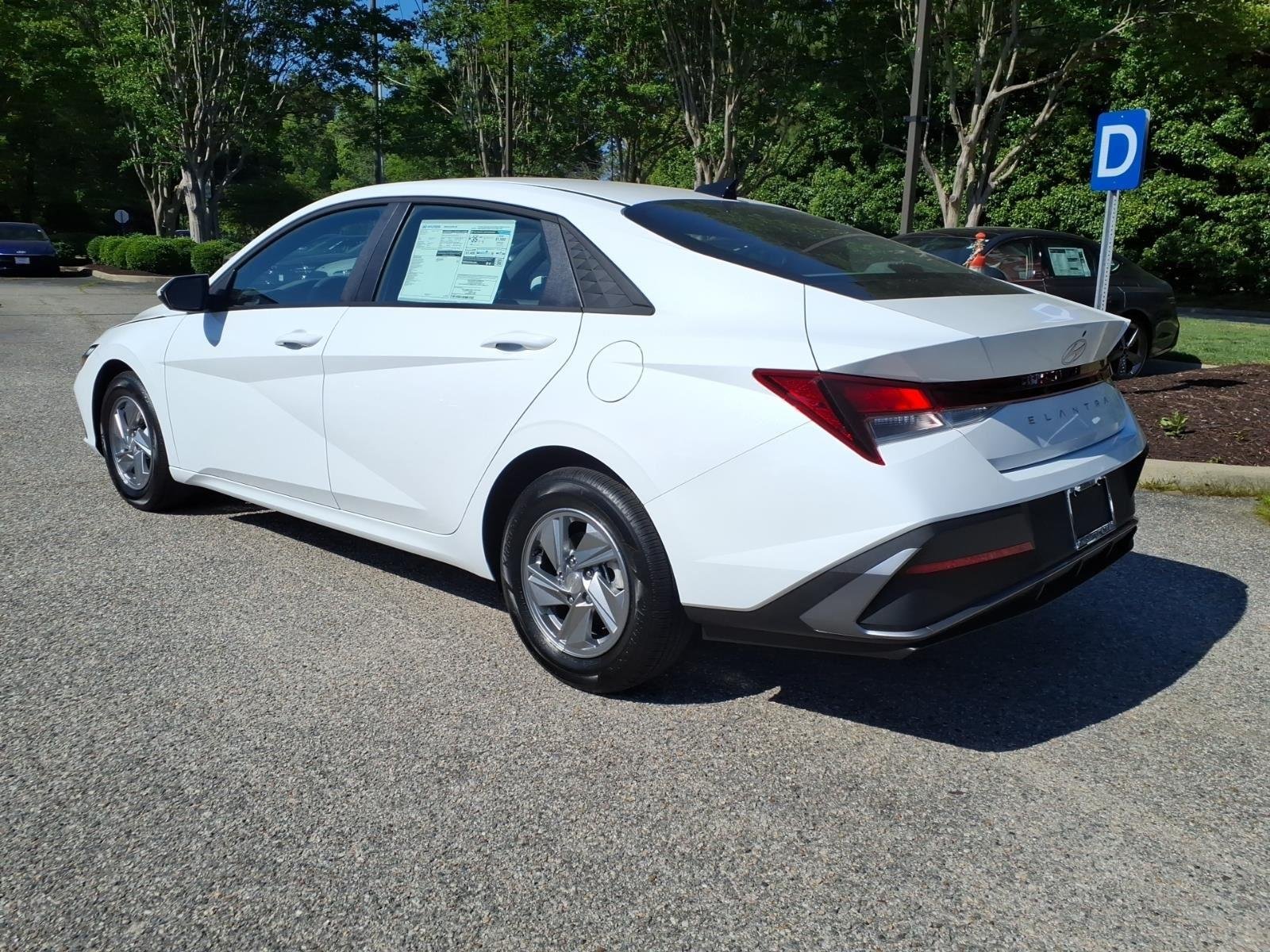 New 2026 WHITE HYUNDAI SE image 8