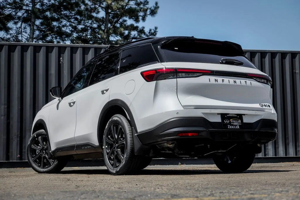 New 2027 2T RAD WHT INFINITI Autograph AWD image 2