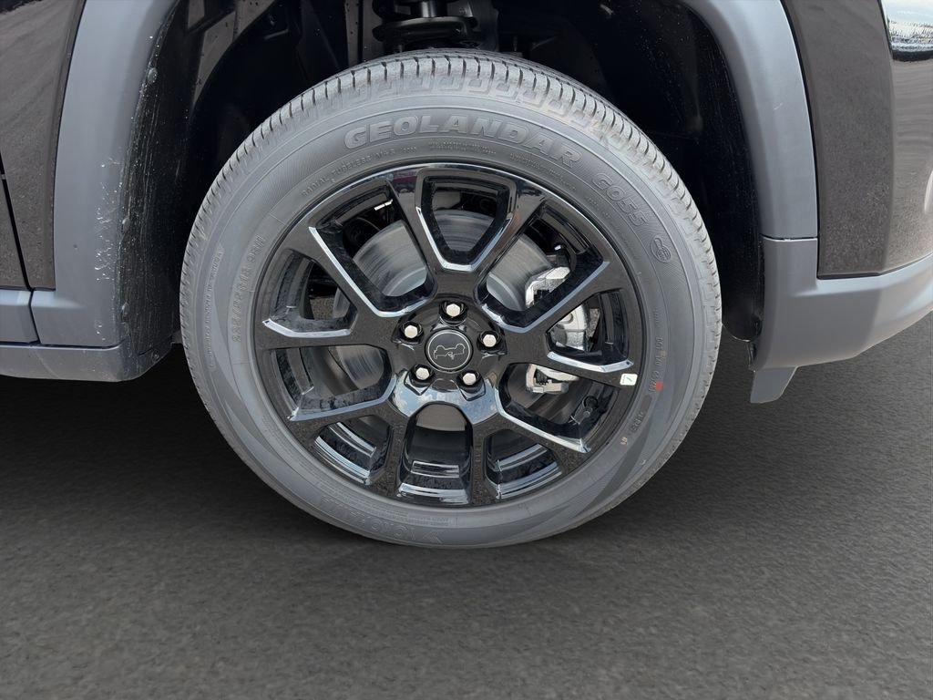 New 2026 Diamond Black Crystal Pearlcoat Jeep Latitude image 22
