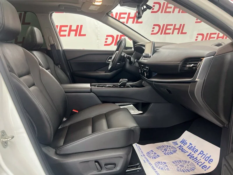 Used 2021 White Nissan SL image 13