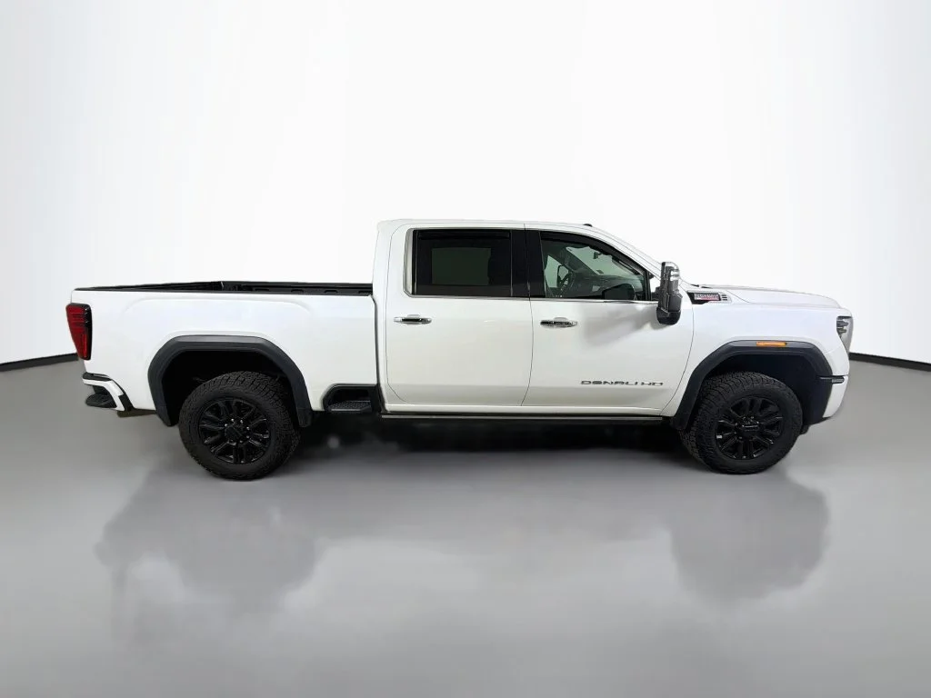 Used 2024 White Frost Tricoat GMC Denali image 5