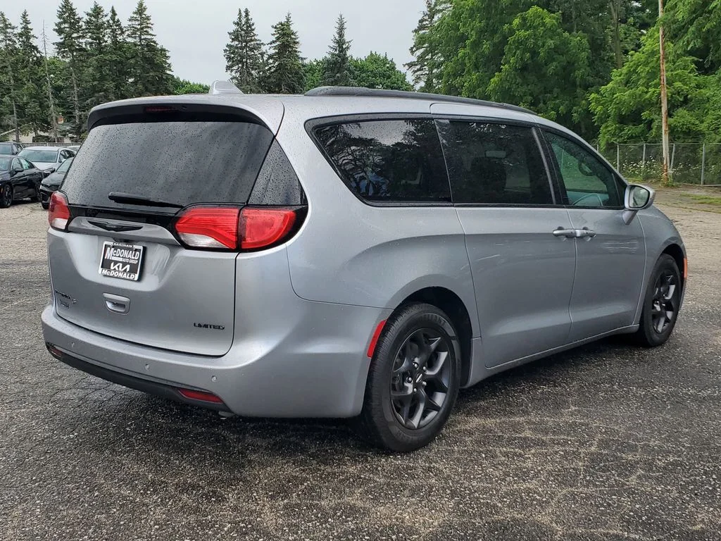 Used 2019 Silver Chrysler Limited image 3