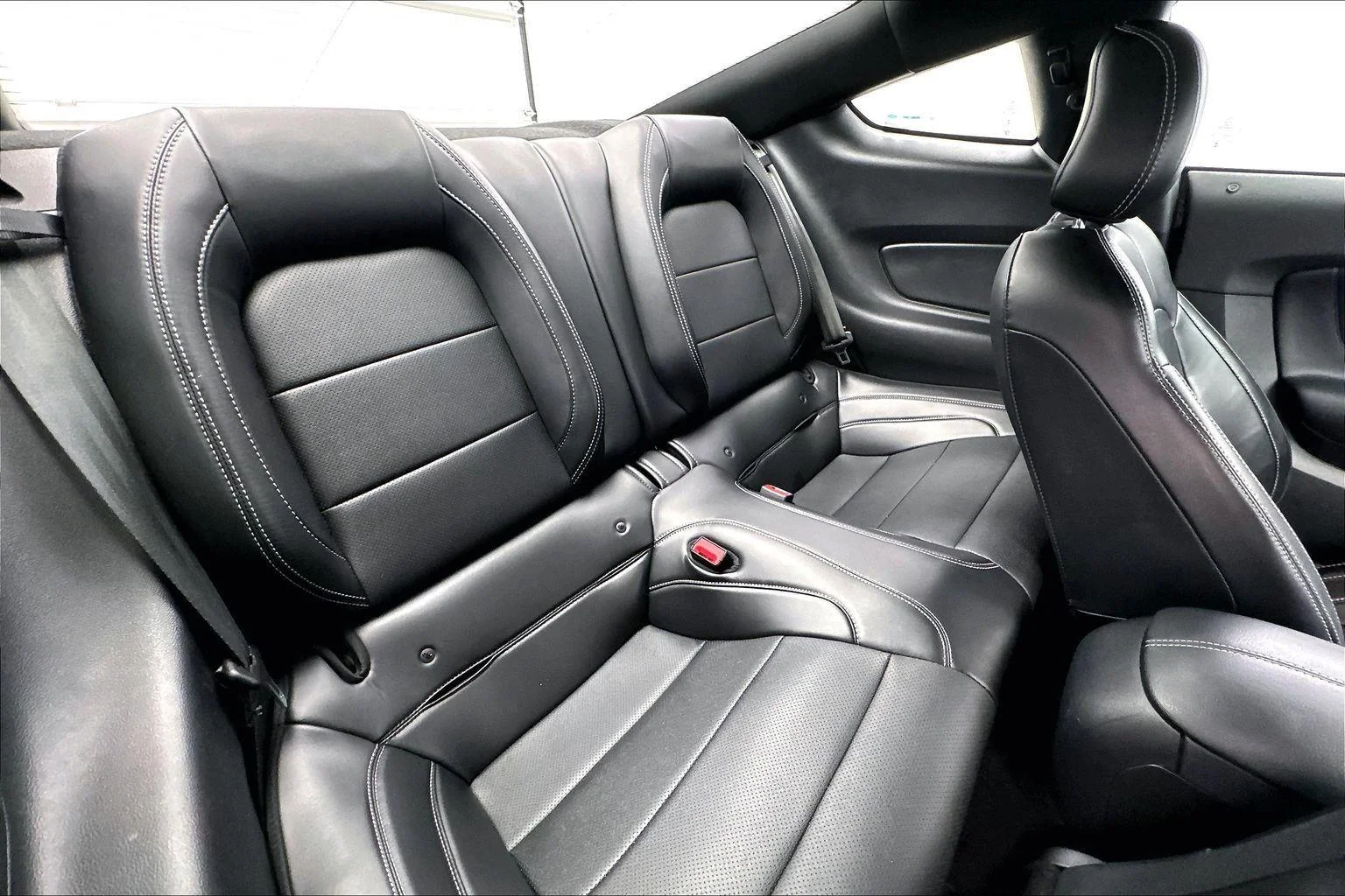 Used 2019 Magnetic Metallic Ford GT Premium image 22