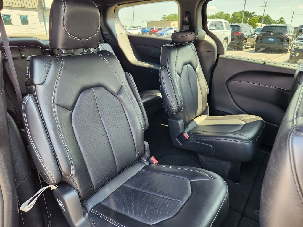 Used 2025 Diamond Black Crystal Pearlcoat Chrysler Select image 18