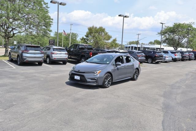 Used 2024  Toyota SE image 3