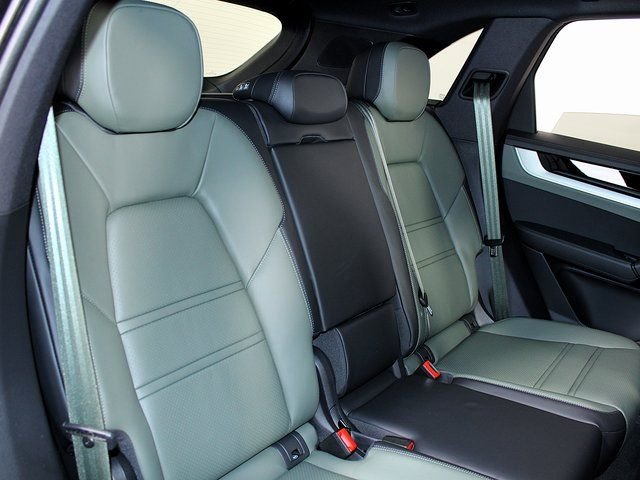 2025 Porsche Cayenne S - Photo 23