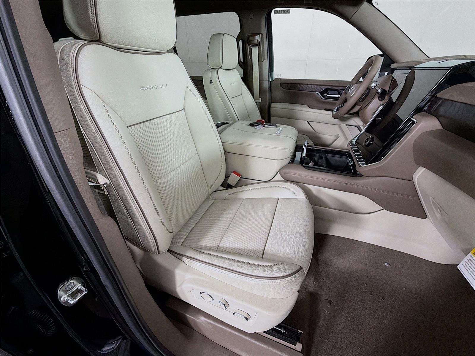 2026 GMC Yukon XL Denali - Photo 31