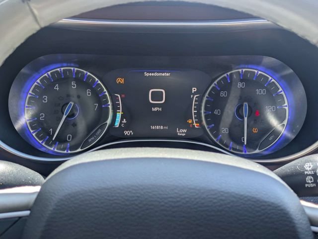 Used 2020 Silver Chrysler Limited image 31