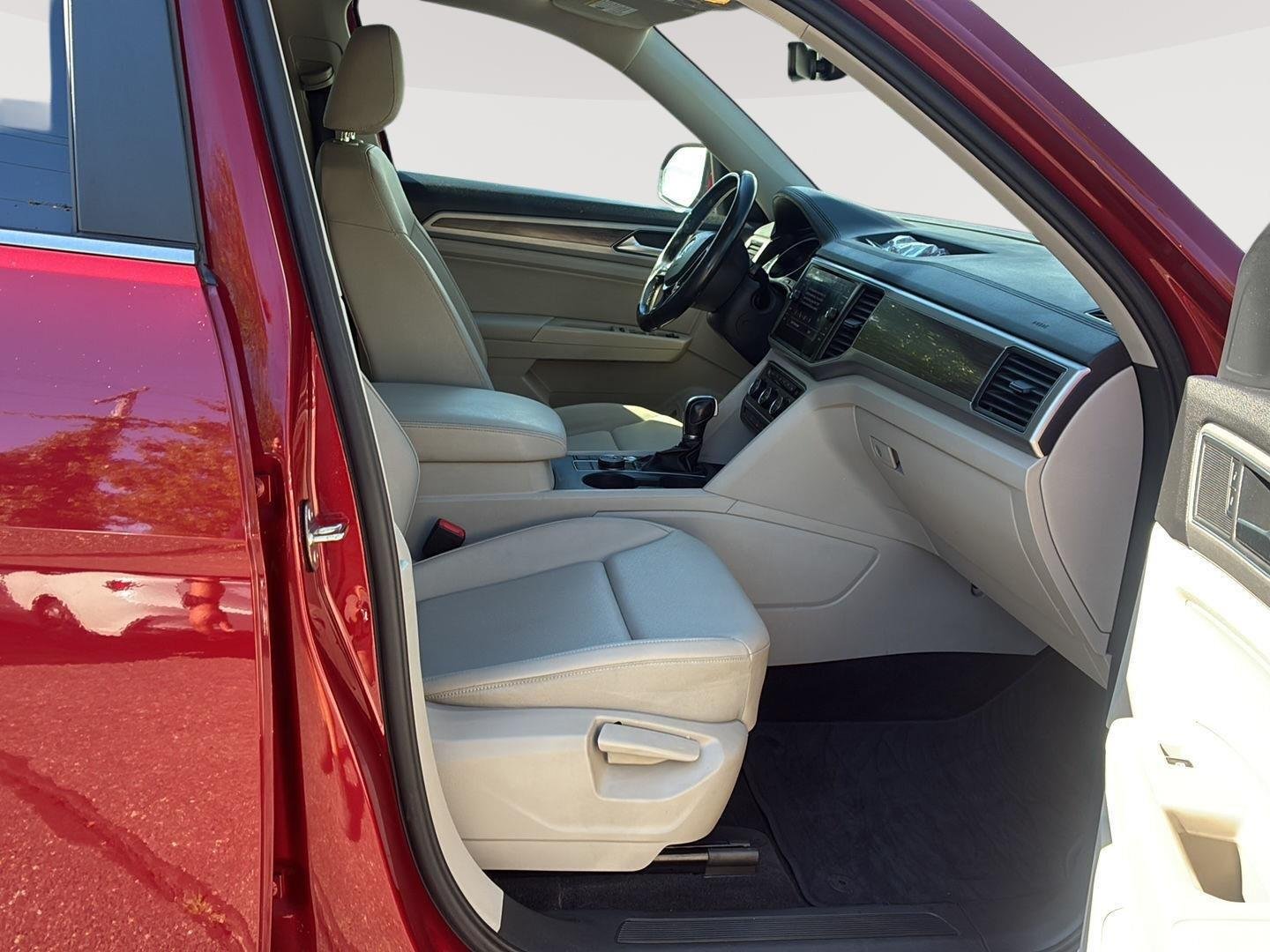 Used 2018 Fortana Red Metallic Volkswagen 3.6L V6 SE image 10