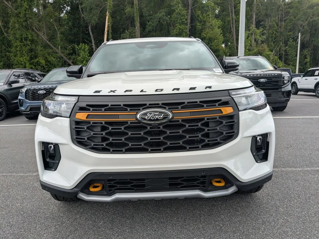 New 2026 Star White Metallic Tri-Coat Ford Tremor image 9
