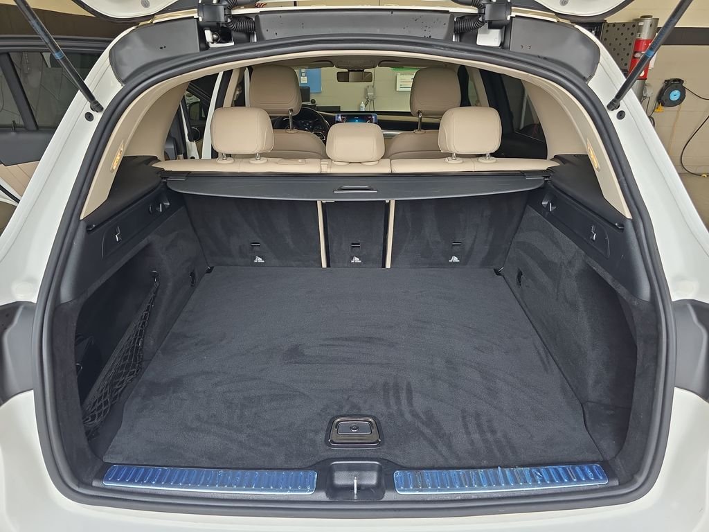 Used 2021  Mercedes-Benz GLC 300 image 13