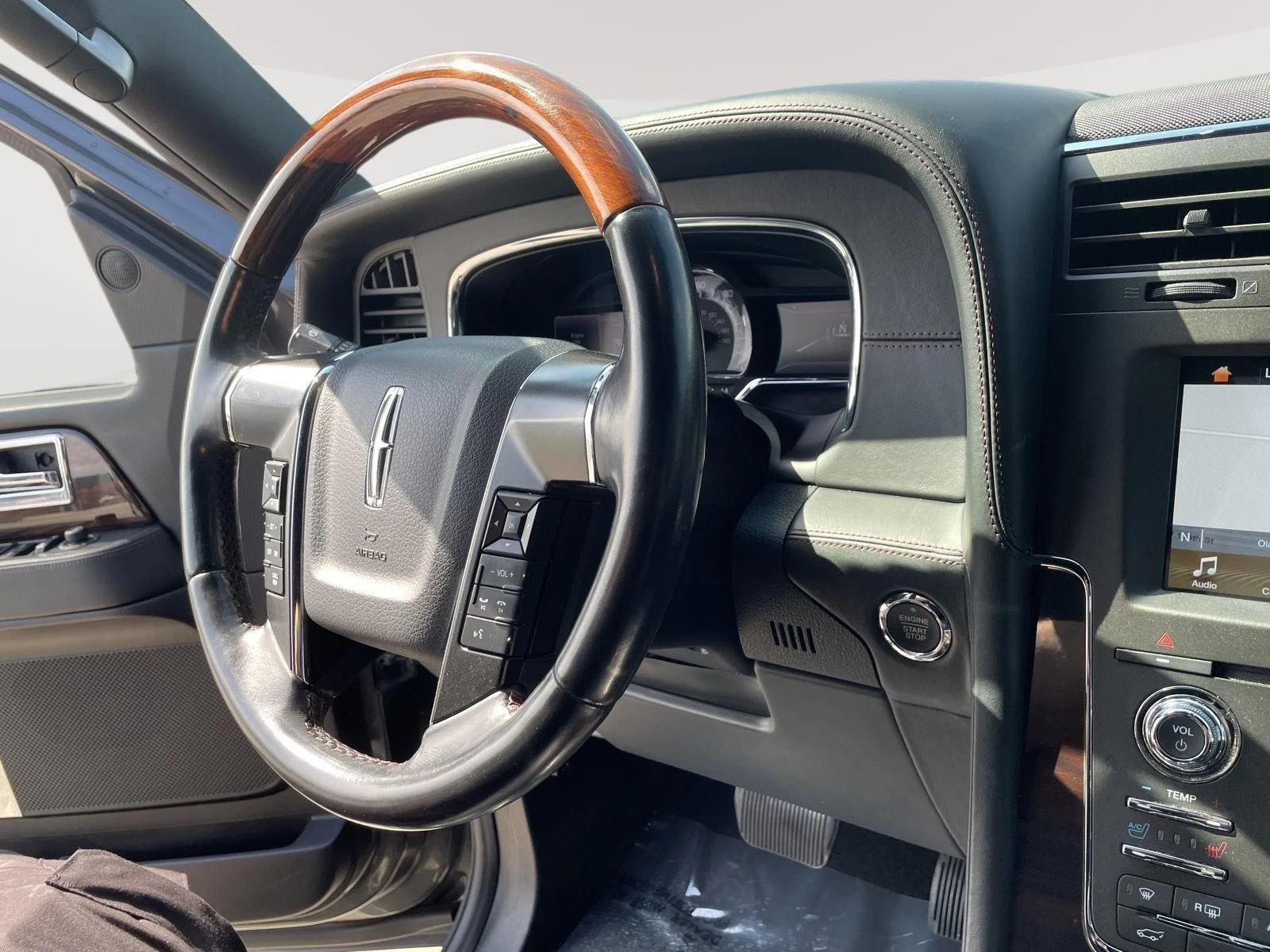 Used 2016 Magnetic Lincoln Reserve image 28