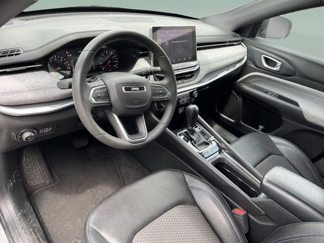 Used 2024 Silver Zynith Metallic Clearcoat Jeep Latitude image 10