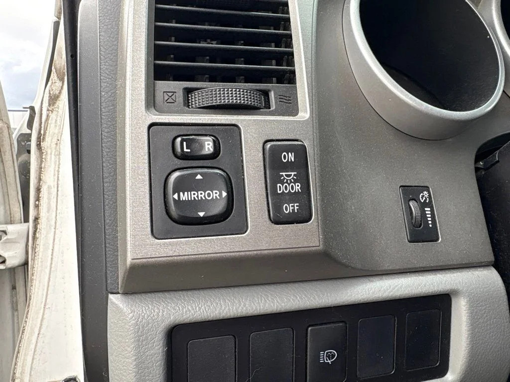 Used 2015 White Toyota SR5 image 22