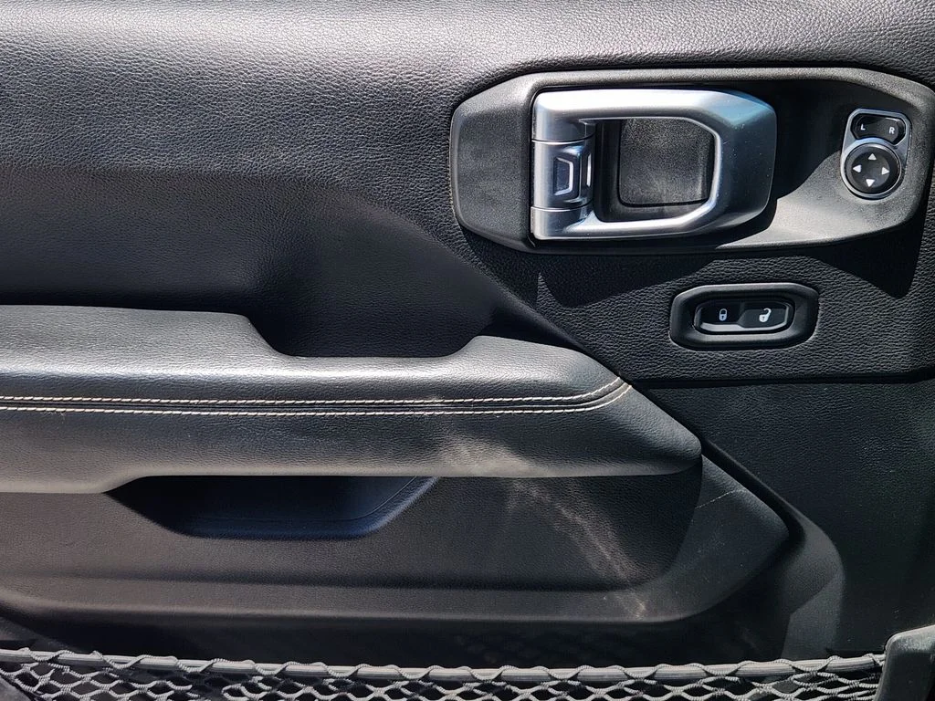 Used 2020 Black Clearcoat Jeep Overland image 25