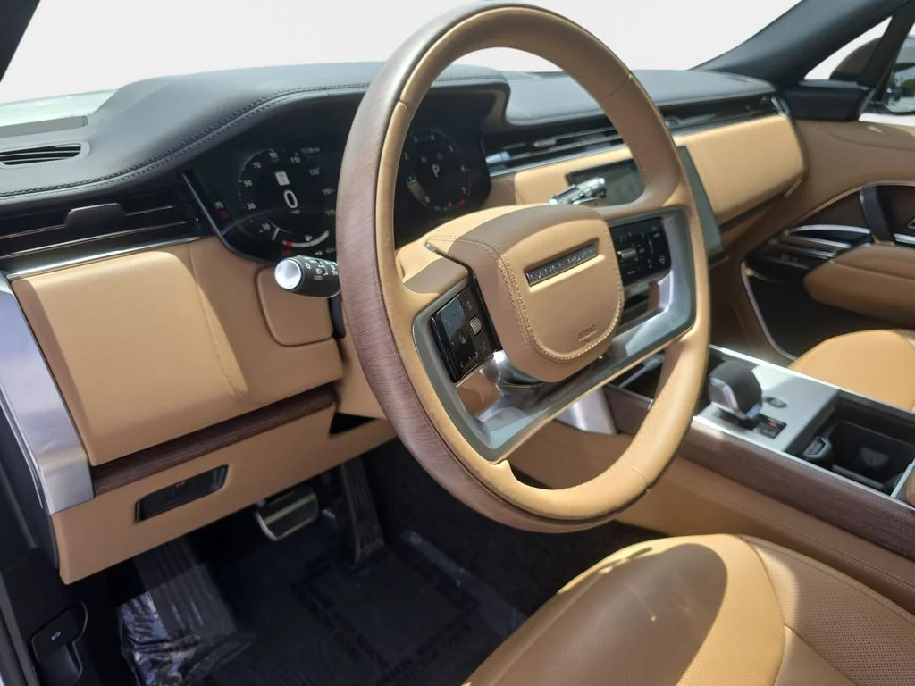 Used 2025 White Land Rover SE image 25