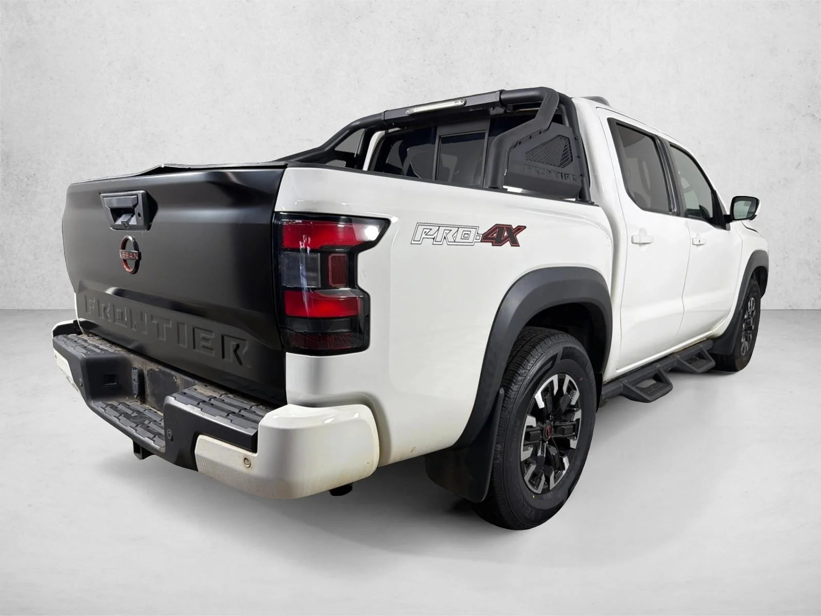 Used 2022 Whtie Nissan PRO-4X image 4