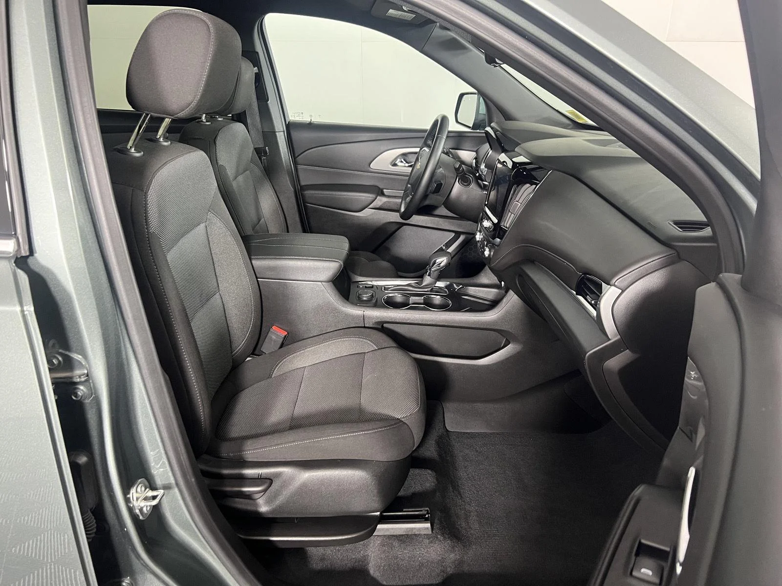Used 2023 Silver Sage Metallic Chevrolet LT Cloth image 18