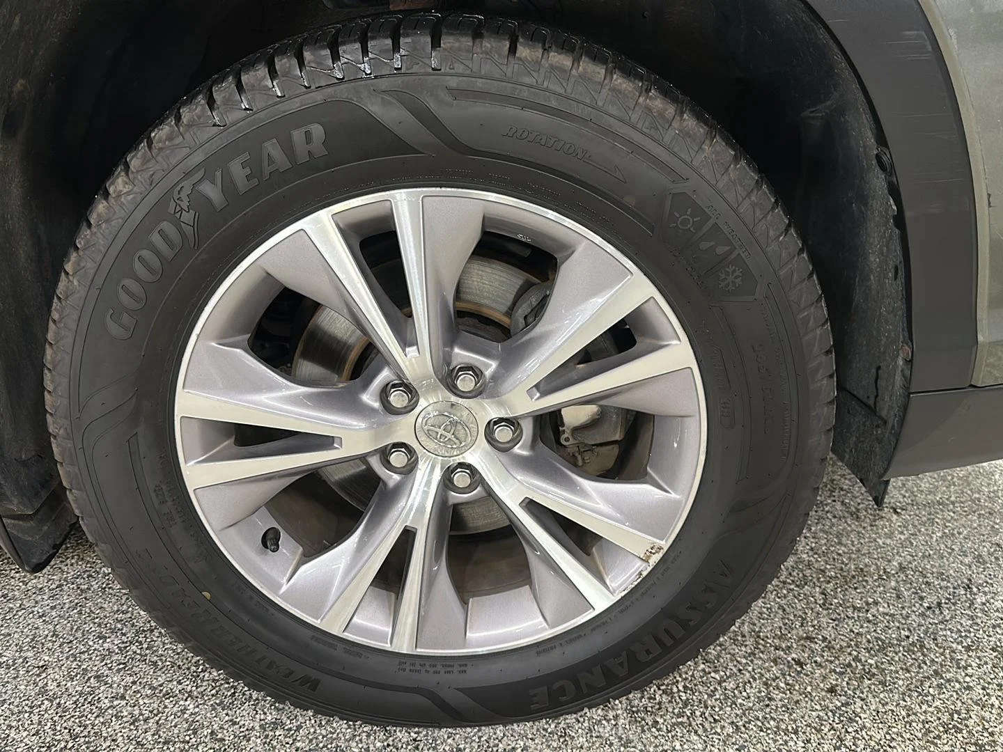 Used 2015 ALUMINA JADE METALLIC TOYOTA XLE image 9