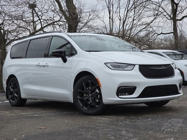 New 2026 Bright White Clear-Coat Exterior Paint Chrysler Limited image 2