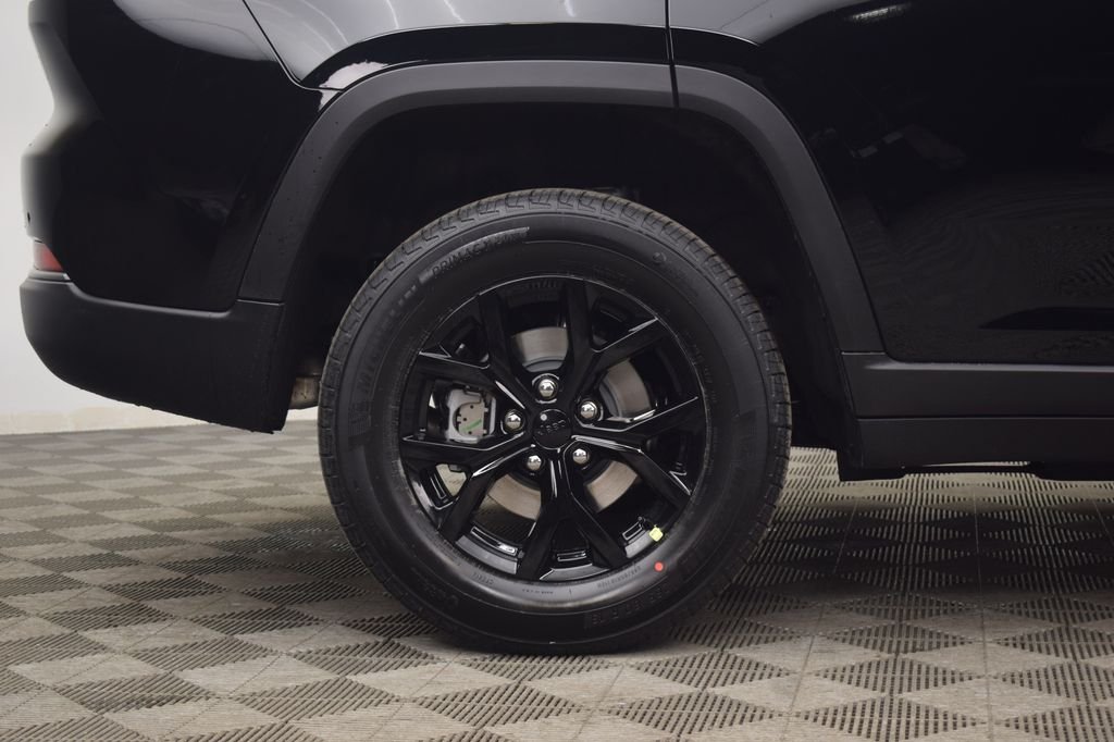 New 2026 Diamond Black Crystal Pearl-Coat Exterior Paint Jeep Laredo Altitude image 10
