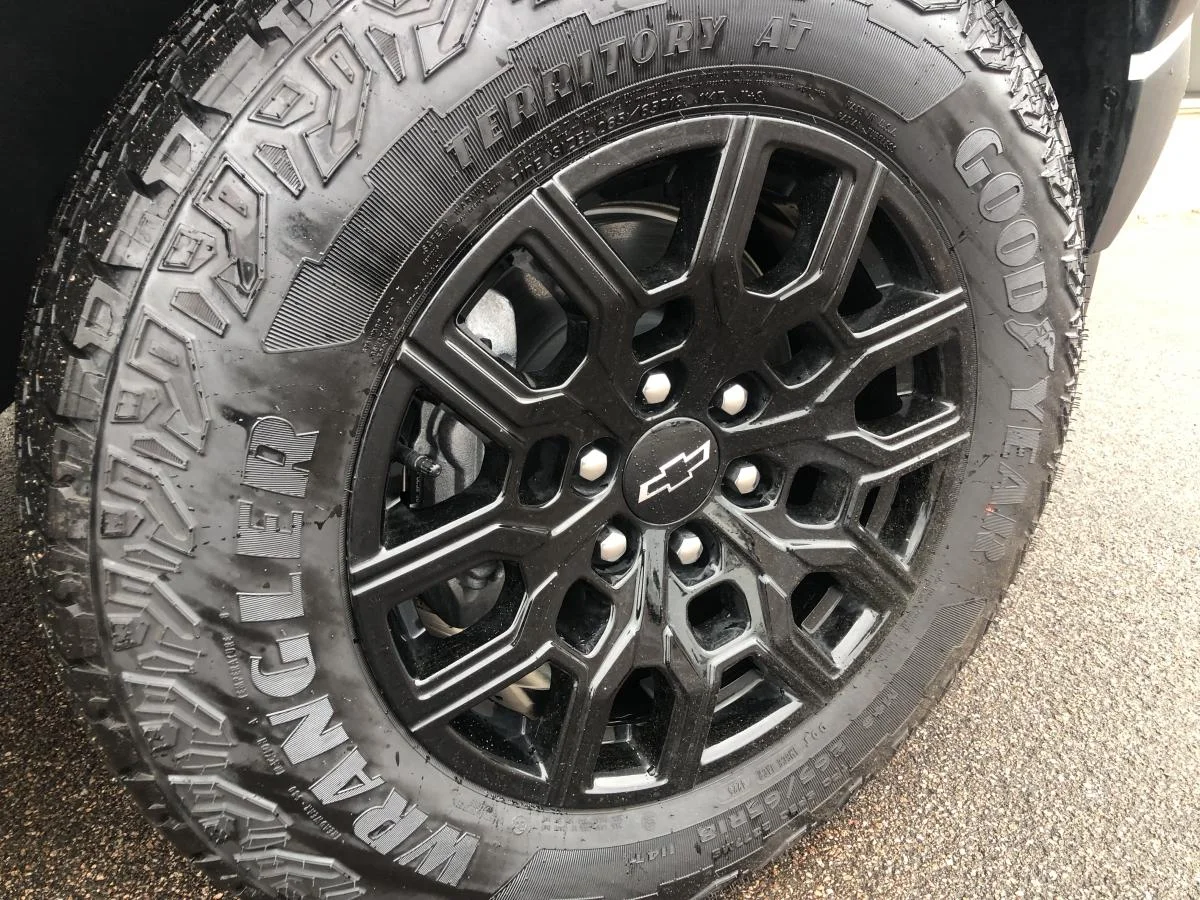 New 2026 White Chevrolet 4wd Crew Cab Trail image 8