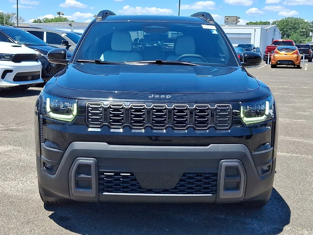New 2026 Diamond Black Crystal Pearl-Coat Exterior Paint Jeep Limited image 2