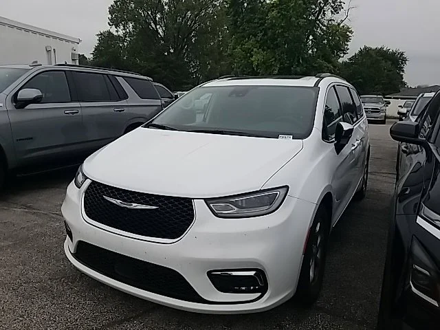 Used 2023 White Chrysler Limited image 11