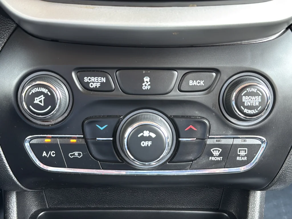 Used 2018 Gray Jeep Latitude Plus image 19