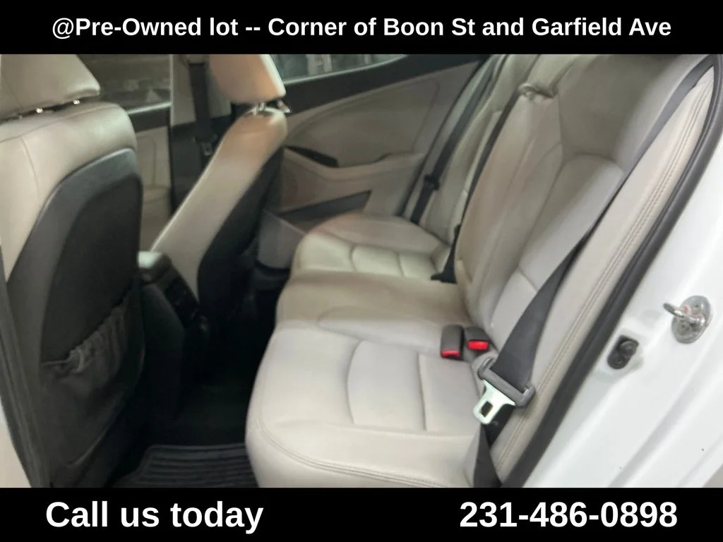 Used 2012 White Kia EX image 21
